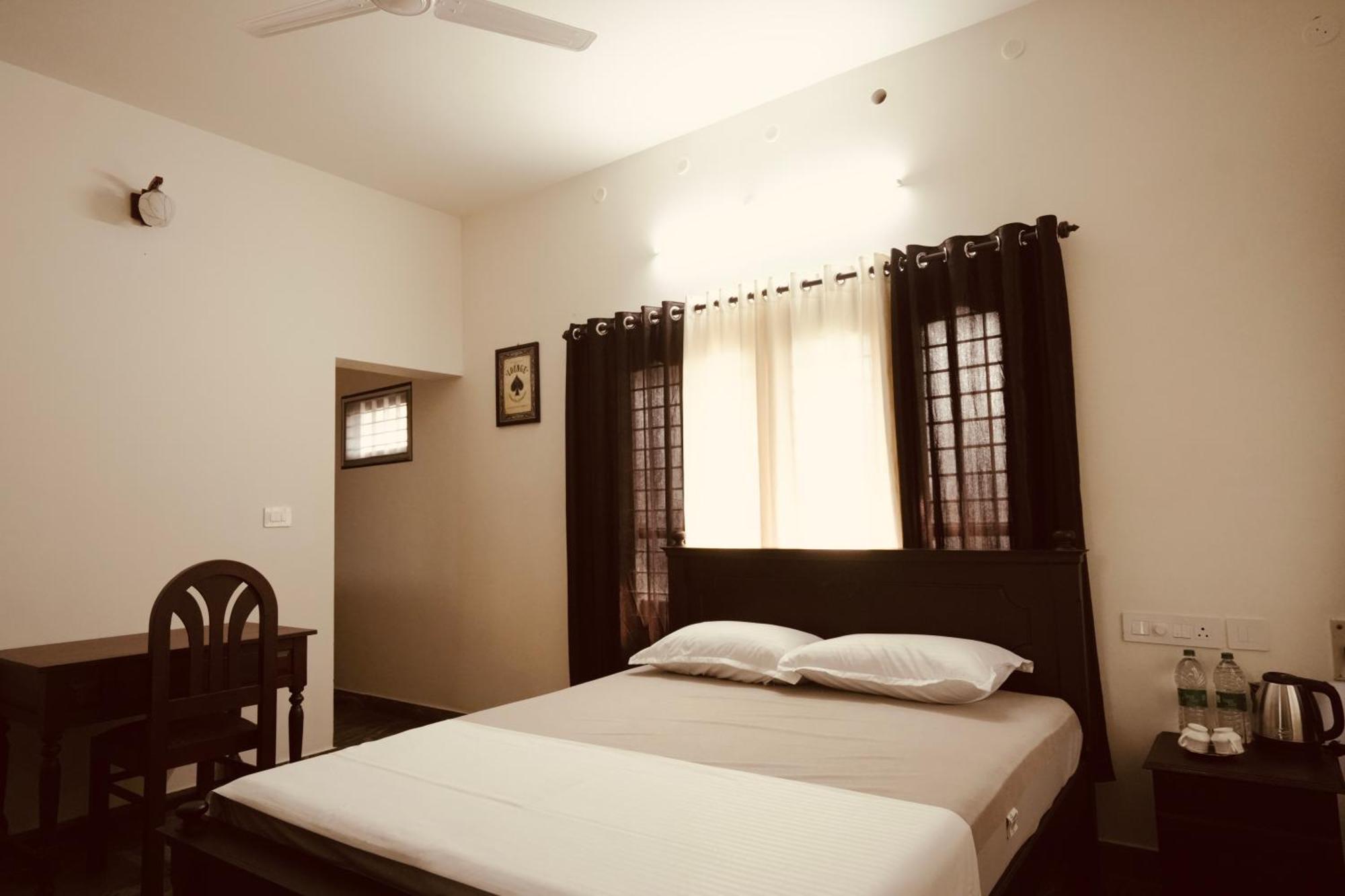 Daffodils Inn Alappuzha Exterior photo